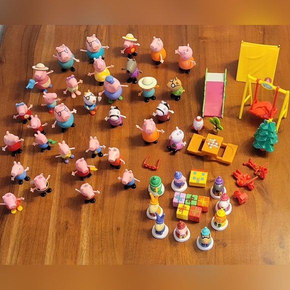 32 Assorted Peppa Pig Character Figures & 22 Extra Pieces Tent Park Playsets